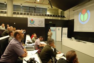 Záběry z Wikikonference 2012: přednáška o vysokoškolských projektech