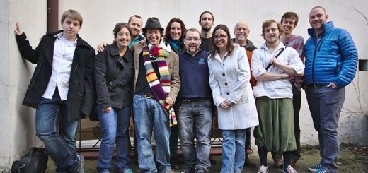 Část účastníků na návštěvě v kanceláři Wikimedia ČR (foto Sage Ross, CCBYSA 2.0)