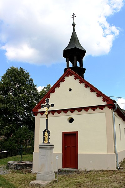 Kříž a kaple v Jablečnu. Autor: J.Broukal, CC BY-SA 4.0, prostřednictvím Wikimedia Commons.